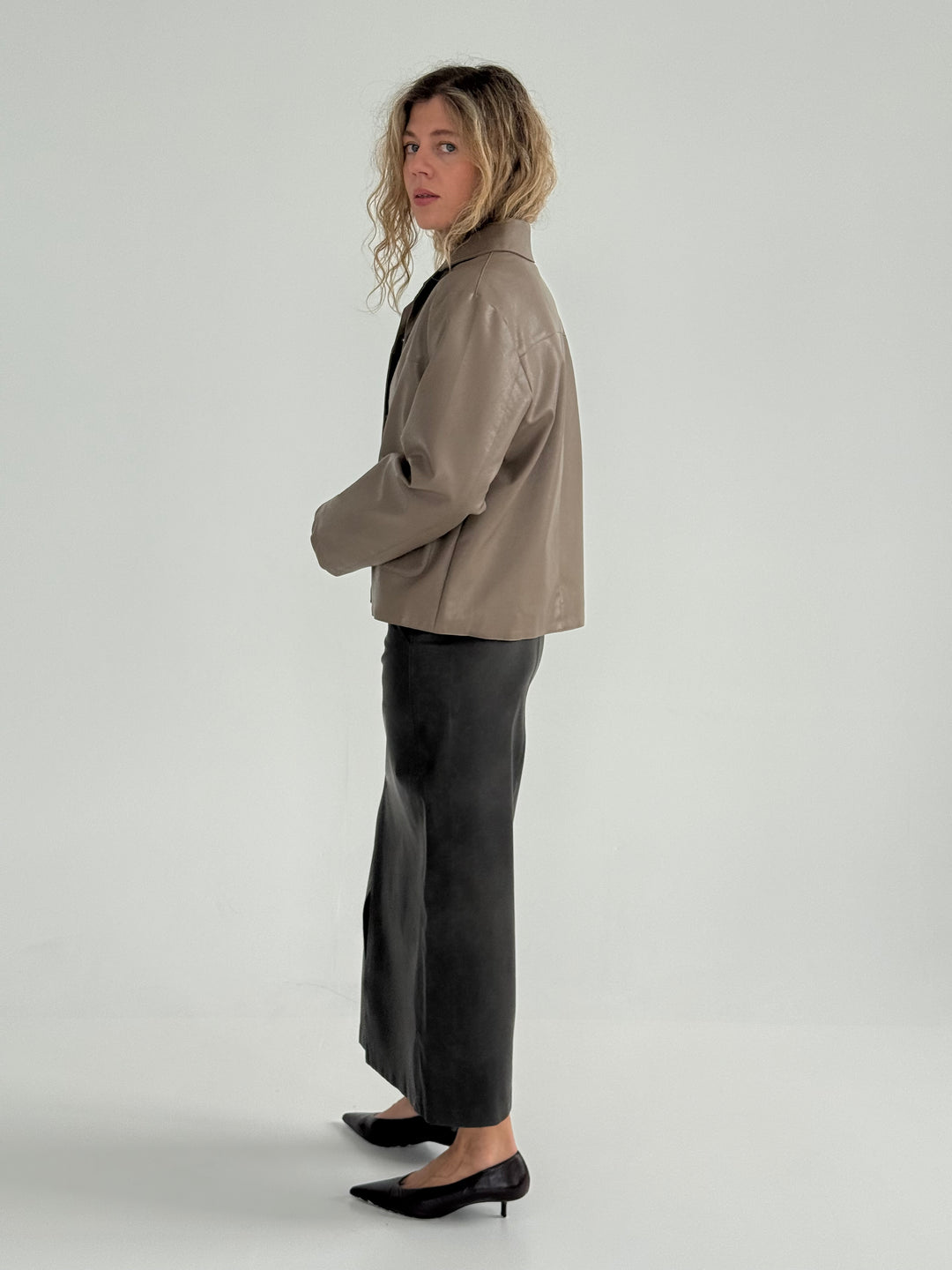 Ādas imitācijas svārki ar šķēlumu priekšpusē