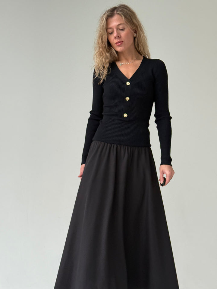 Daļēji trikotāžas kleita ar garām piedurknēm