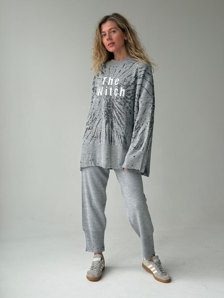 Trikotāžas bikšu kostīms ar uzrakstu un plēsumiem