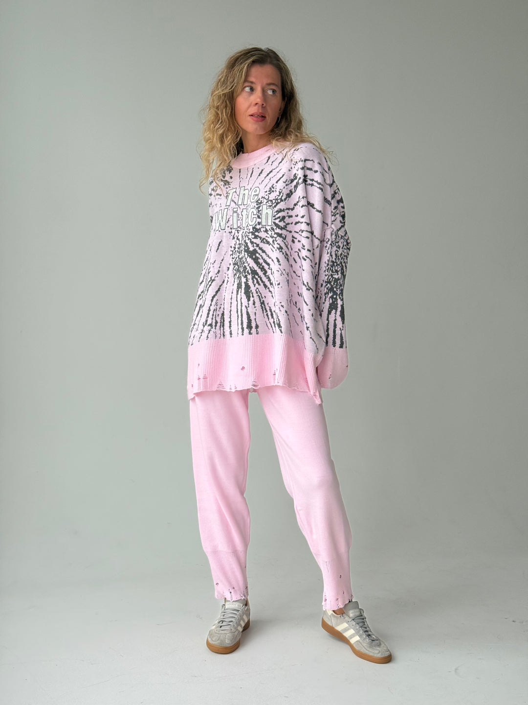 Trikotāžas bikšu kostīms ar uzrakstu un plēsumiem