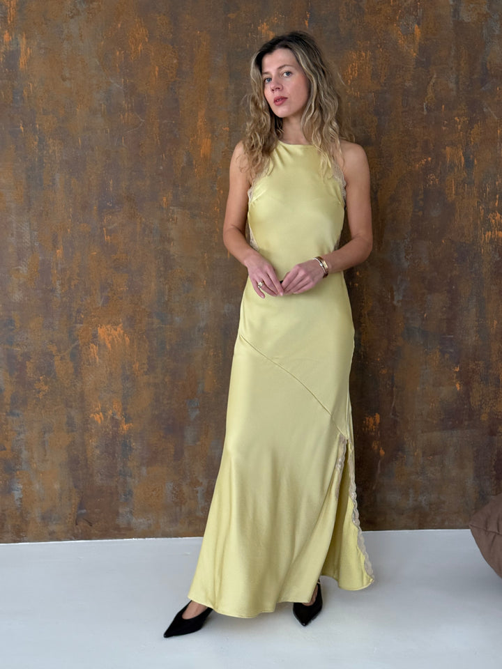 Gara satīna brīvi krītoša kleita ar mežģīnēm