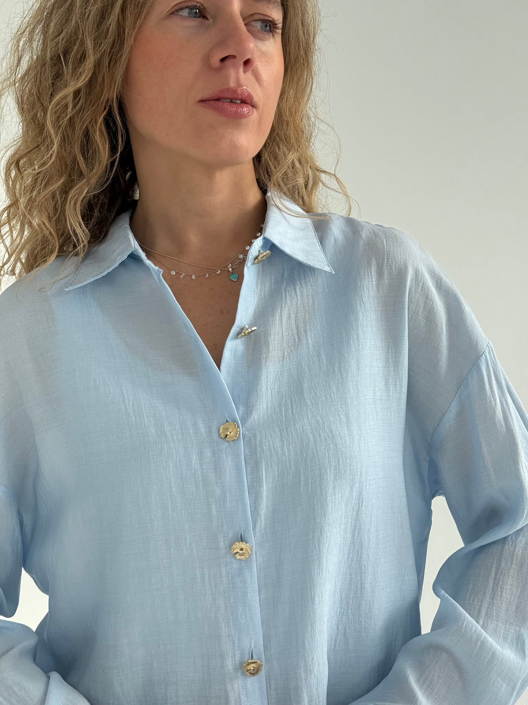 Viskozes blūze ar zelta pogām