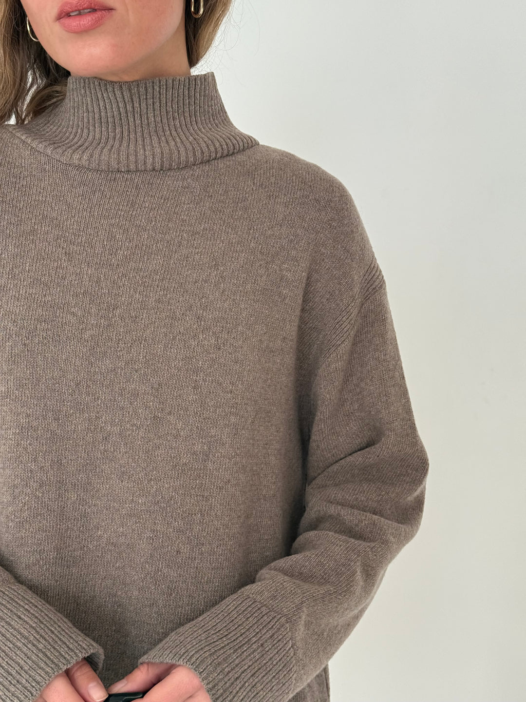 Oversize adīts vilnas džemperis ar augstu apkakli #01