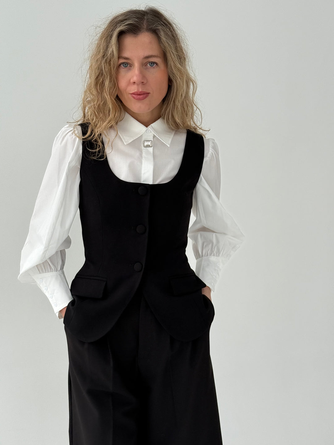 Klasiska blūze ar dekoratīvu pogu