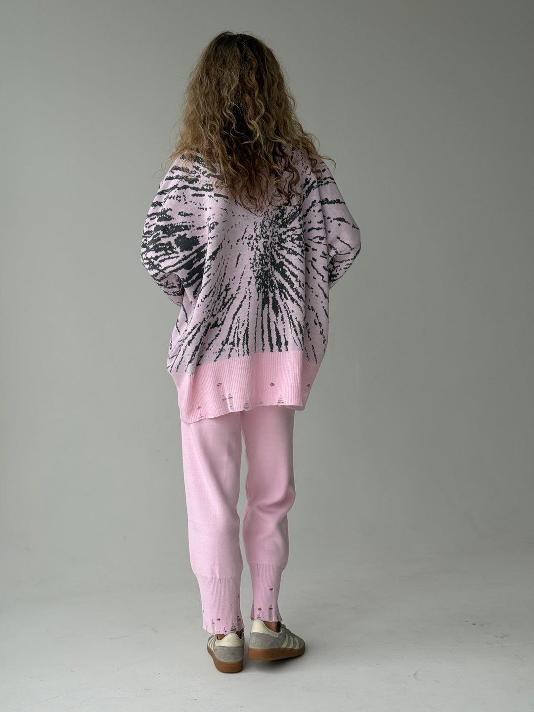 Trikotāžas bikšu kostīms ar uzrakstu un plēsumiem