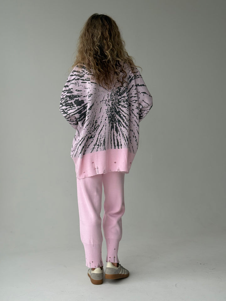 Trikotāžas bikšu kostīms ar uzrakstu un plēsumiem