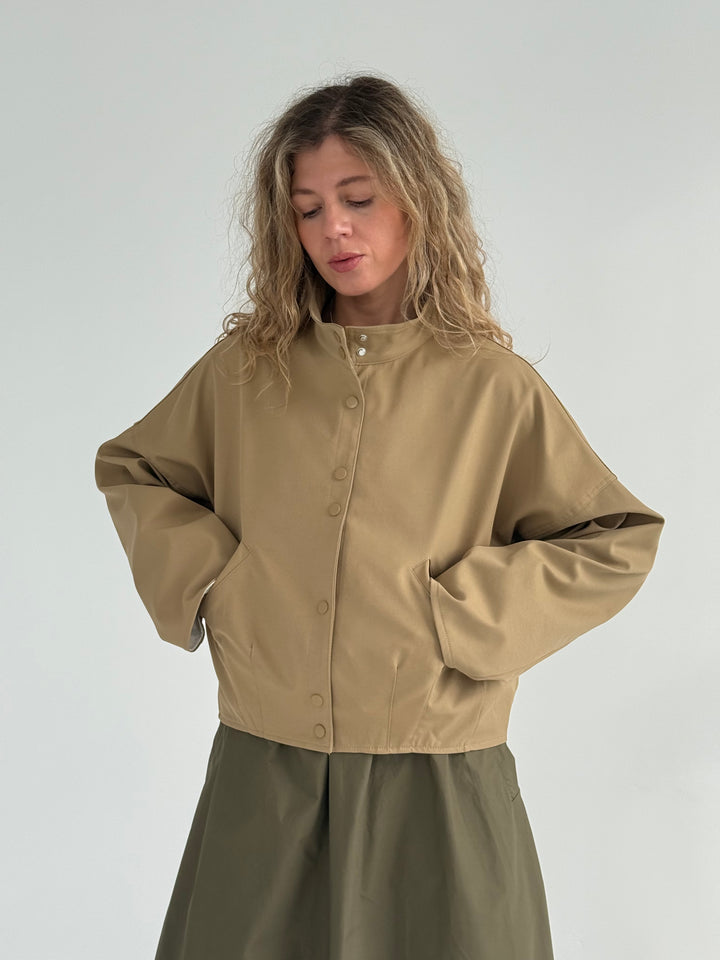 Bomber stila īsa virsjaka ar augstu apkakli