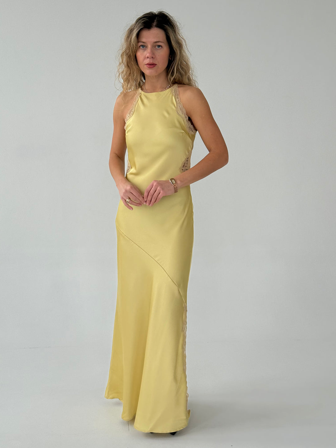 Gara satīna brīvi krītoša kleita ar mežģīnēm