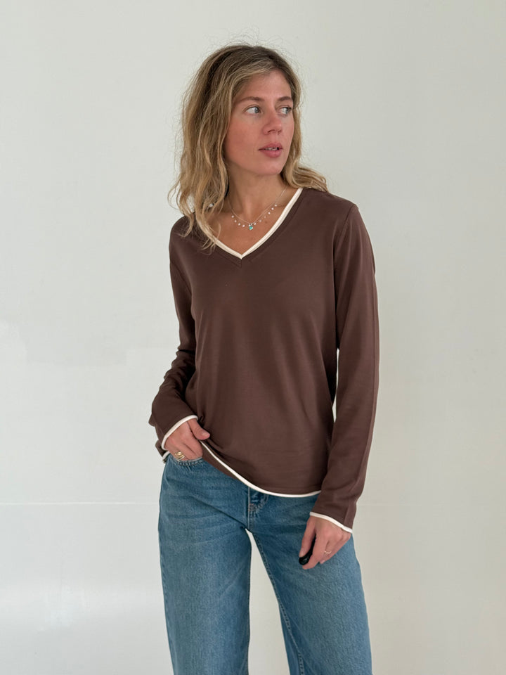 Trikotāžas plāns džemperis ar V-veida kakla izgriezumu