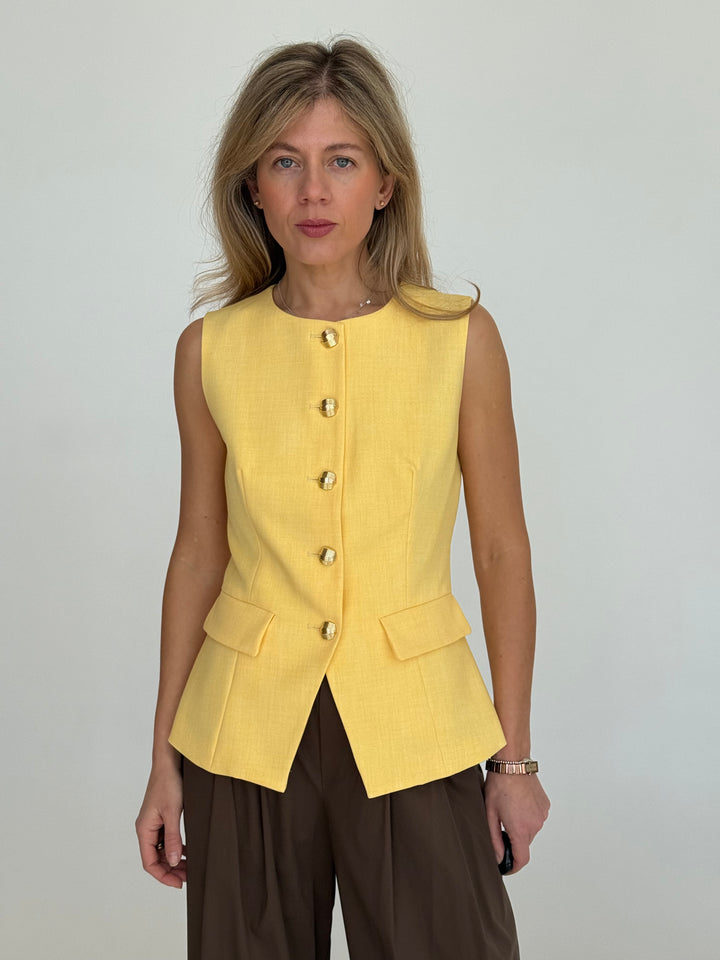 Klasiska veste ar dekoratīvām pogām