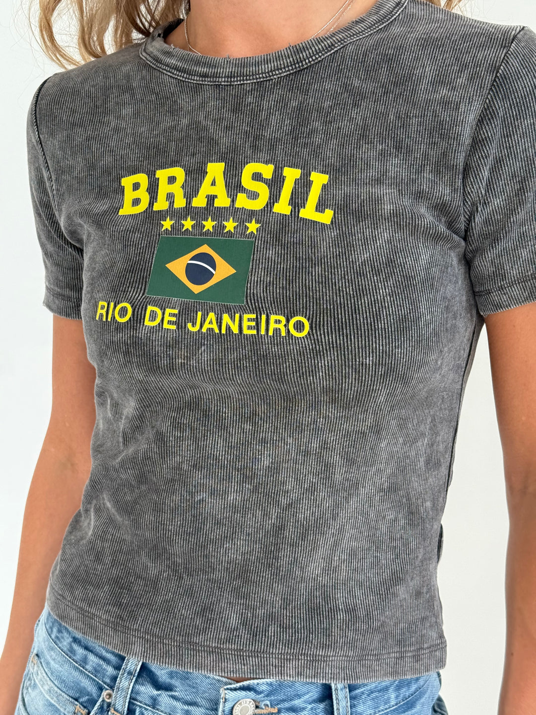 Slim fit kokvilnas rievots T-krekls ar uzrakstu