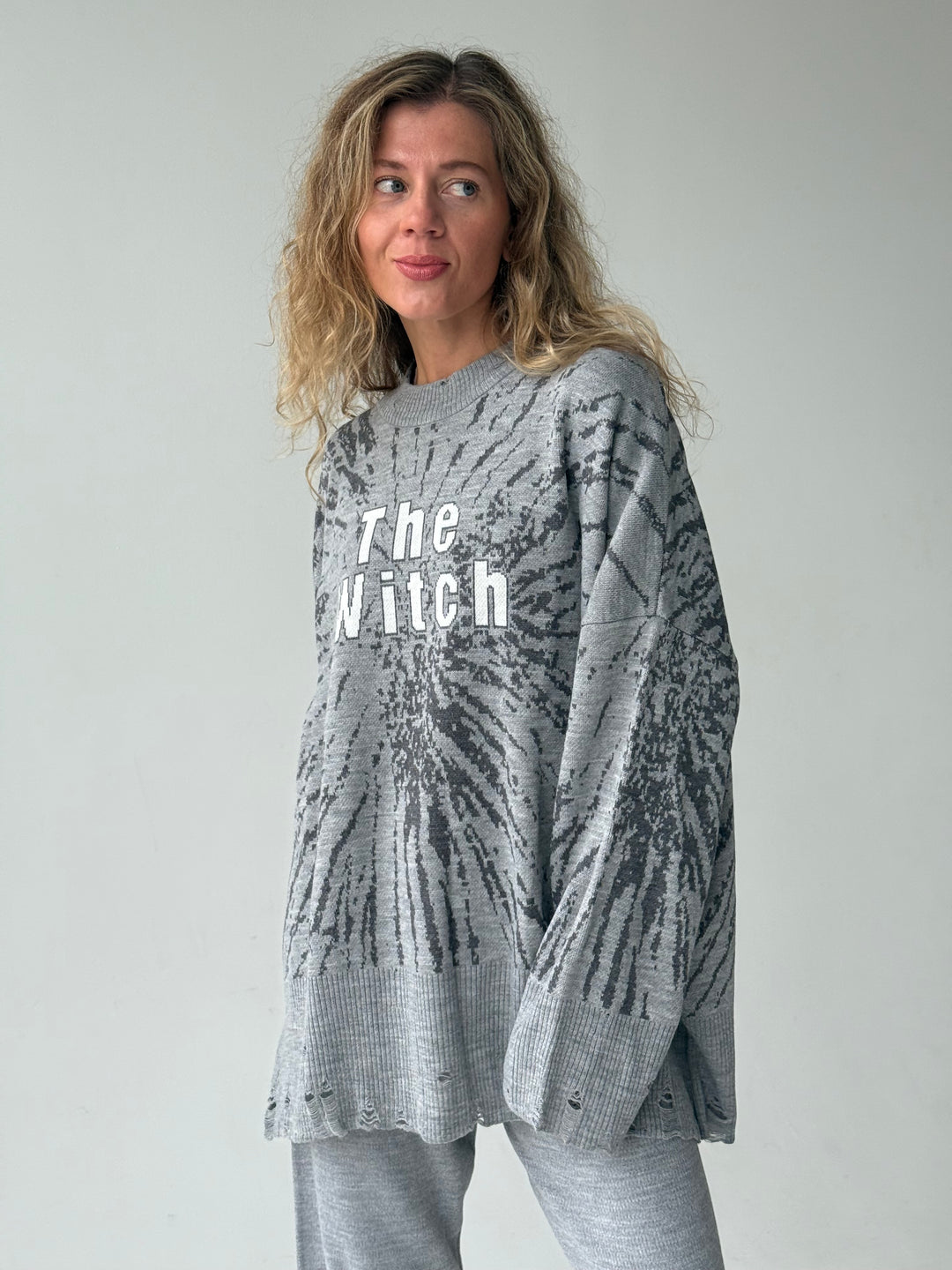 Trikotāžas bikšu kostīms ar uzrakstu un plēsumiem