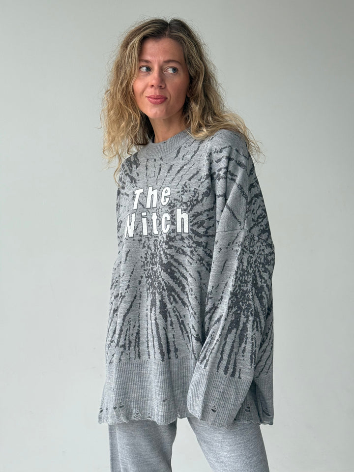 Trikotāžas bikšu kostīms ar uzrakstu un plēsumiem