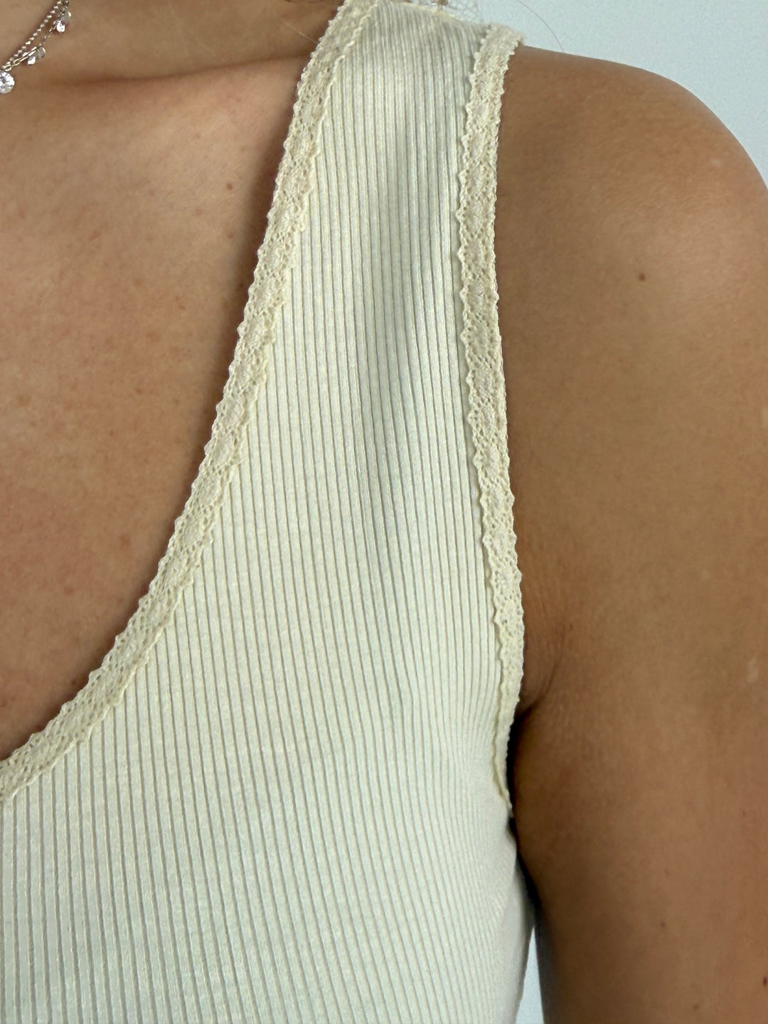 Slim fit viskozes tops ar dekoratīvu maliņu