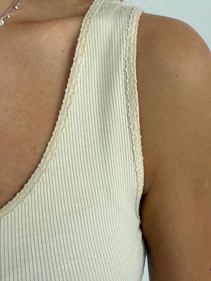 Slim fit viskozes tops ar dekoratīvu maliņu