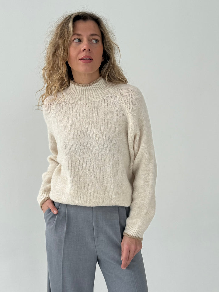 Vilnas džemperis ar kontrastējošu elementu