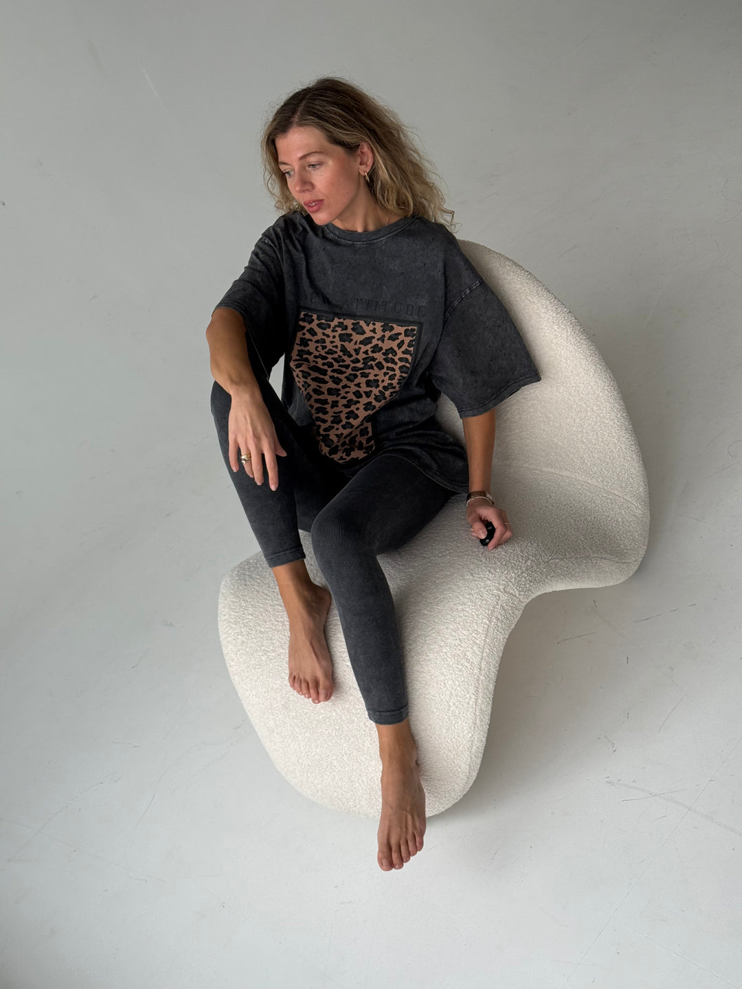 Pagarināts kokvilnas T-krekls ar balinātu efektu un apdruku #02