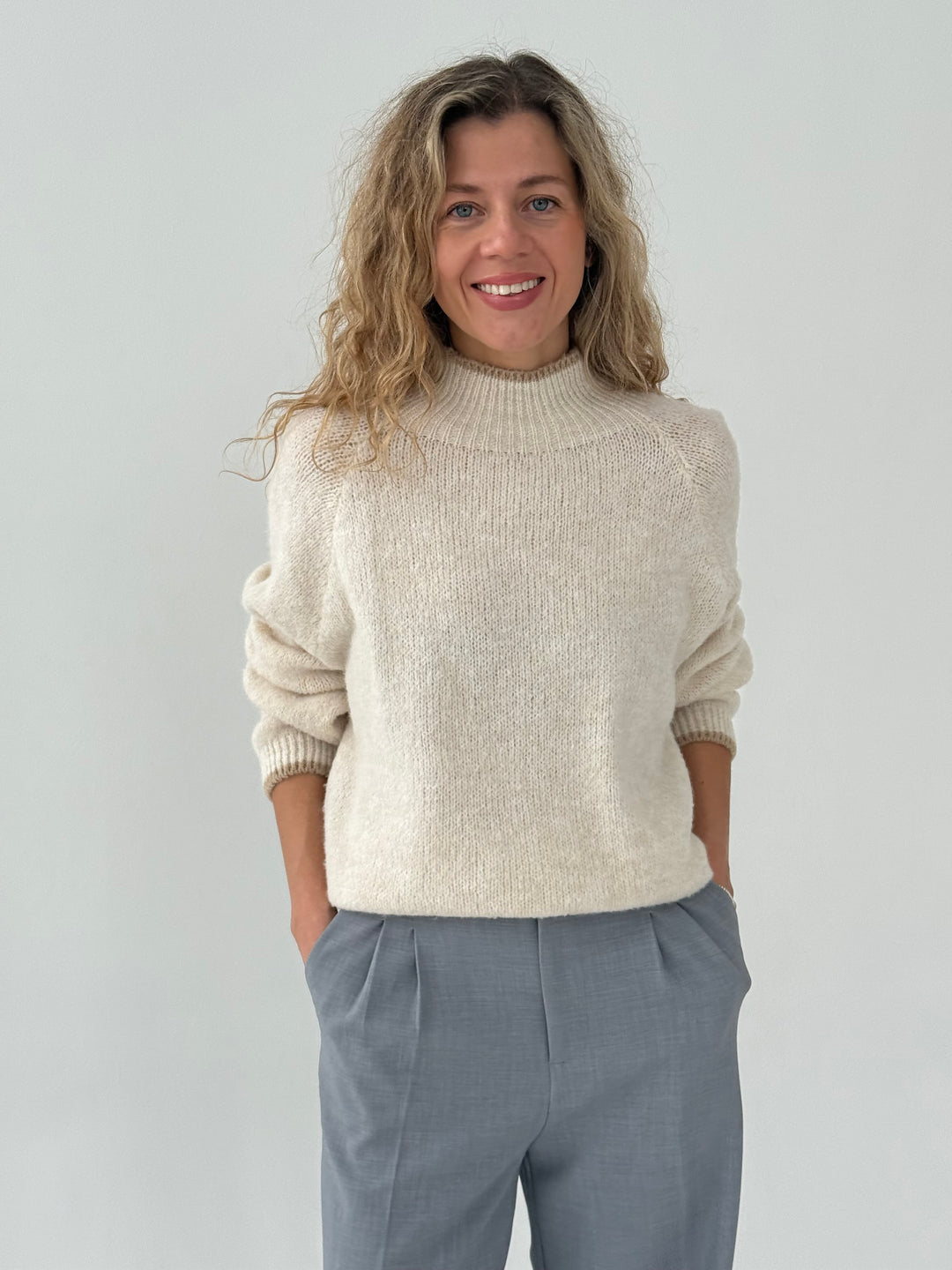 Vilnas džemperis ar kontrastējošu elementu