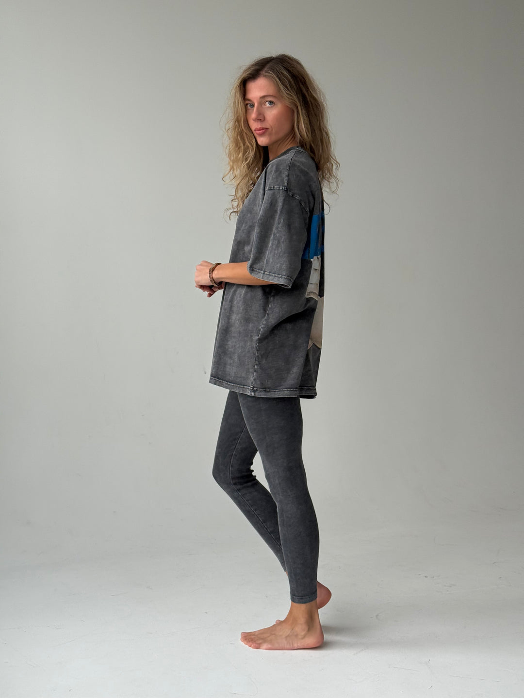 Pagarināts kokvilnas T-krekls ar balinātu efektu un apdruku #02