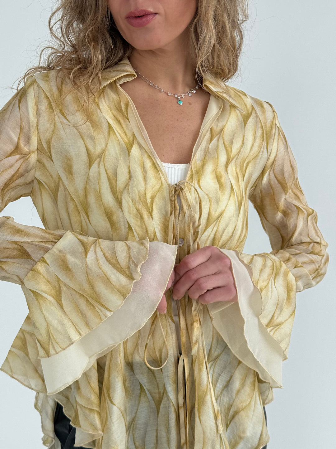 Šifona blūze ar volāniem un rakstu