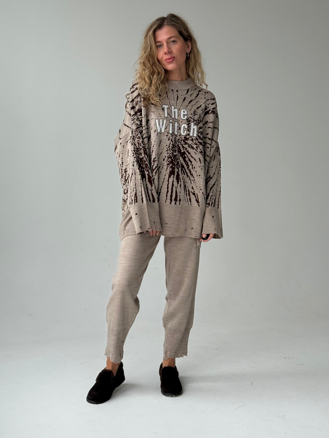 Trikotāžas bikšu kostīms ar uzrakstu un plēsumiem