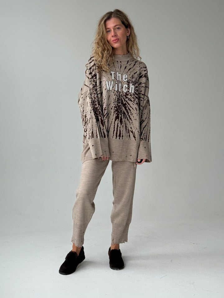 Trikotāžas bikšu kostīms ar uzrakstu un plēsumiem