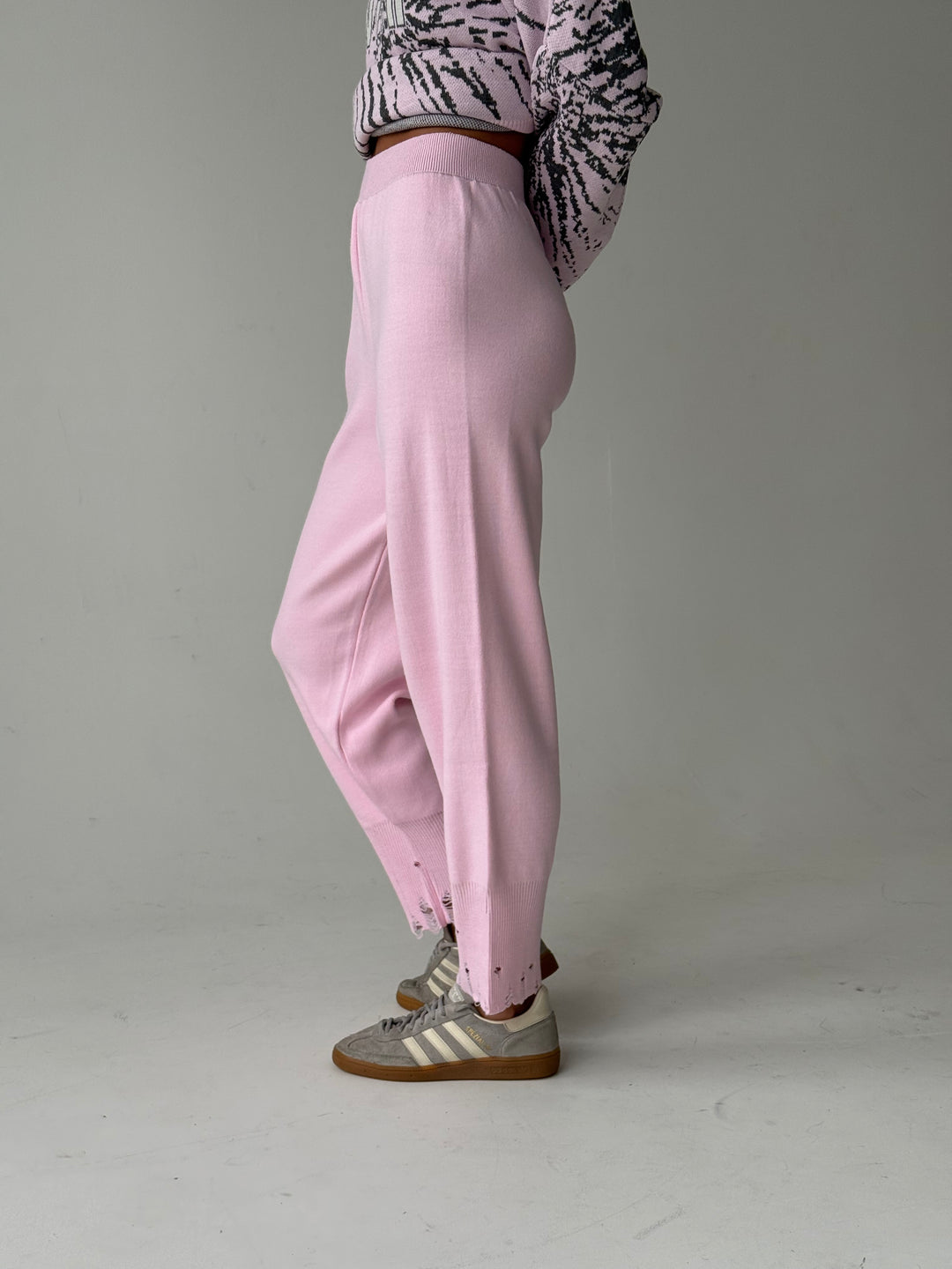 Trikotāžas bikšu kostīms ar uzrakstu un plēsumiem