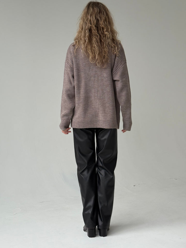 Taisnas ādas imitācijas bikses ar perforāciju