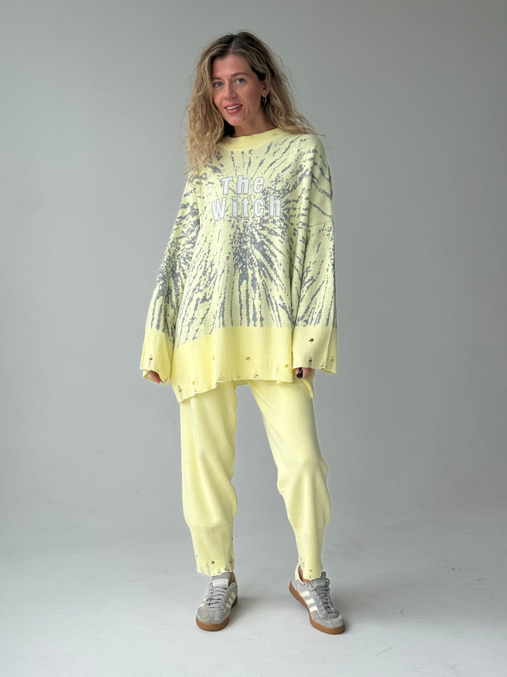 Trikotāžas bikšu kostīms ar uzrakstu un plēsumiem