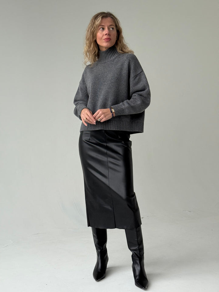 Klasiski ādas imitācijas svārki ar šķēlumu aizmugurē