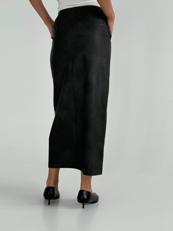 Ādas imitācijas svārki ar šķēlumu priekšpusē