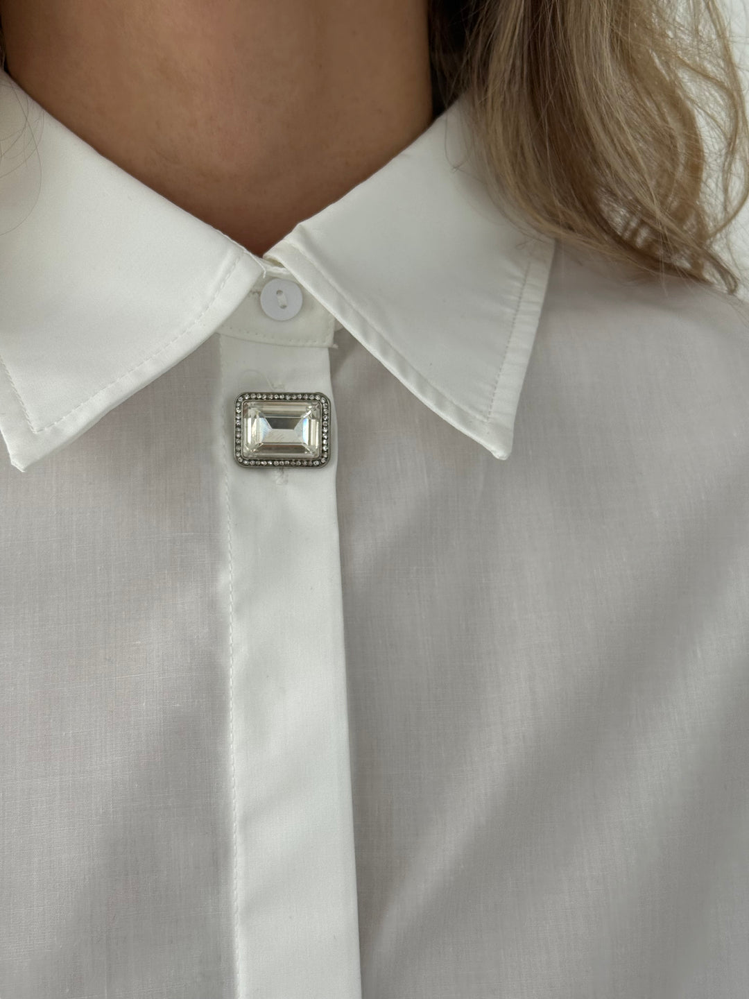 Klasiska blūze ar dekoratīvu pogu