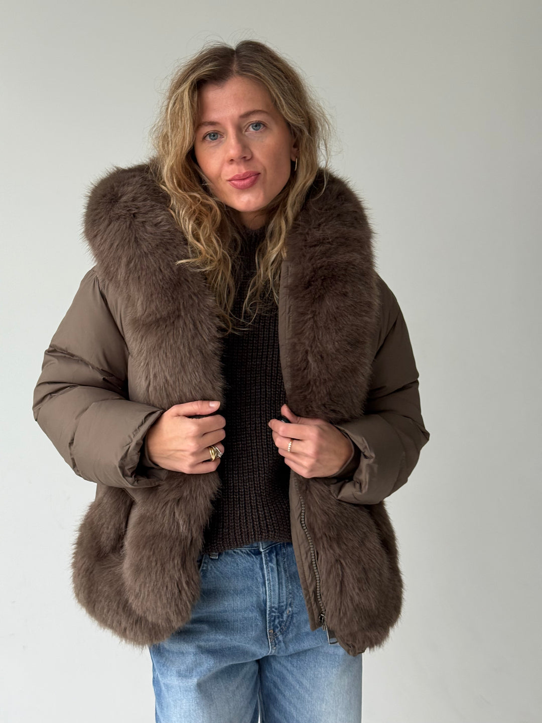 Stepēta pufīga virsjaka ar mākslīgo kažokādu