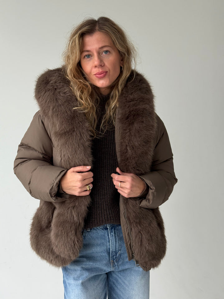 Stepēta pufīga virsjaka ar mākslīgo kažokādu