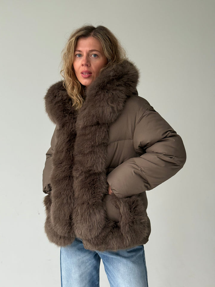 Stepēta pufīga virsjaka ar mākslīgo kažokādu