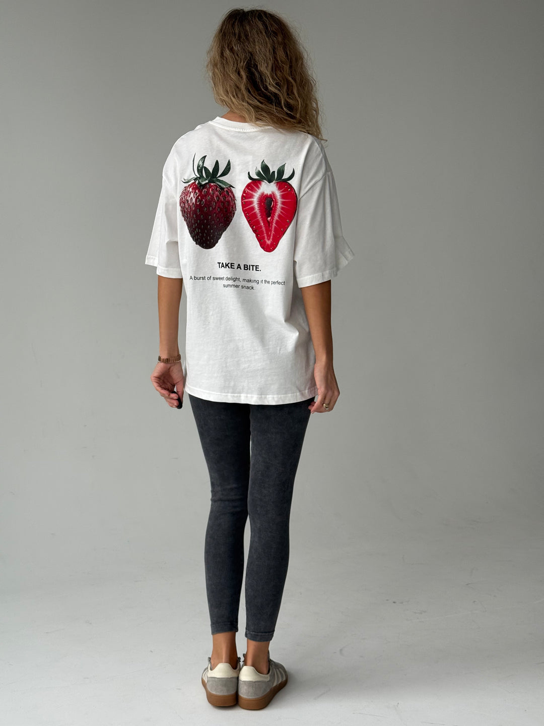 Pagarināts kokvilnas T-krekls ar balinātu efektu un apdruku #02