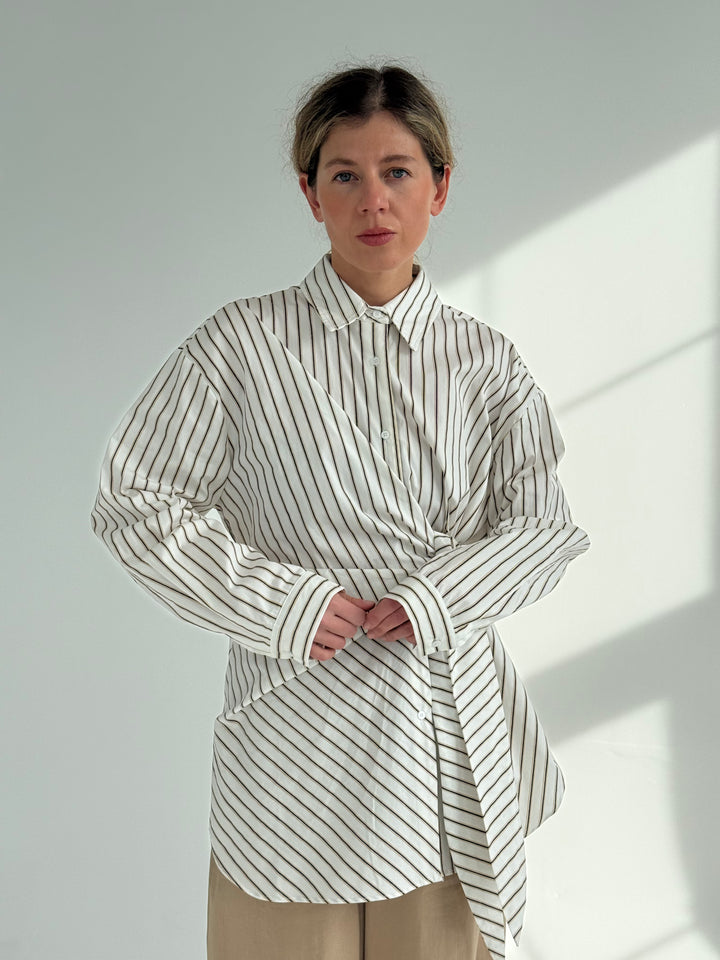 Pagarināts svītrains kokvilnas krekls ar sasienamu elementu