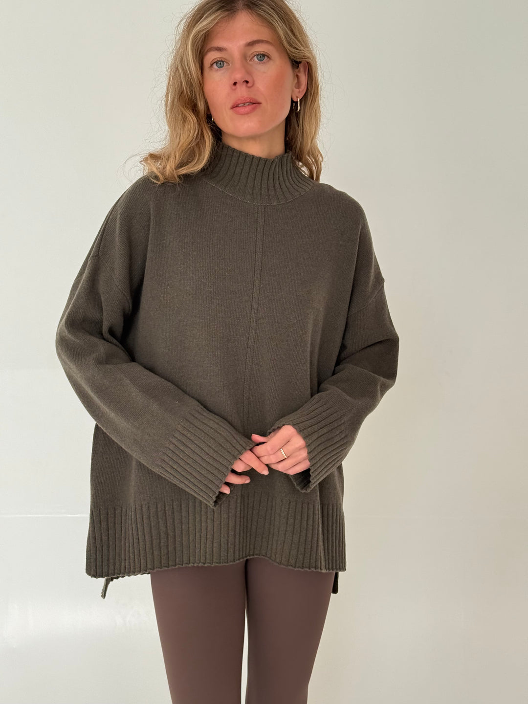 Oversize adīts vilnas džemperis ar augstu apkakli #02