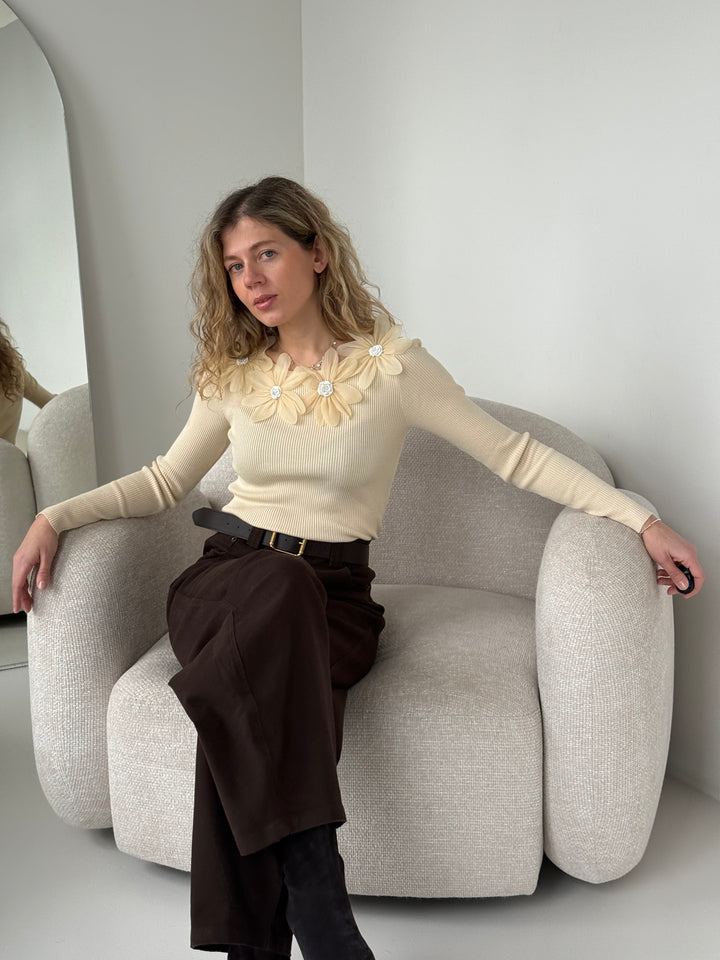 Trikotāžas rievots džemperis ar dekoratīviem ziediem