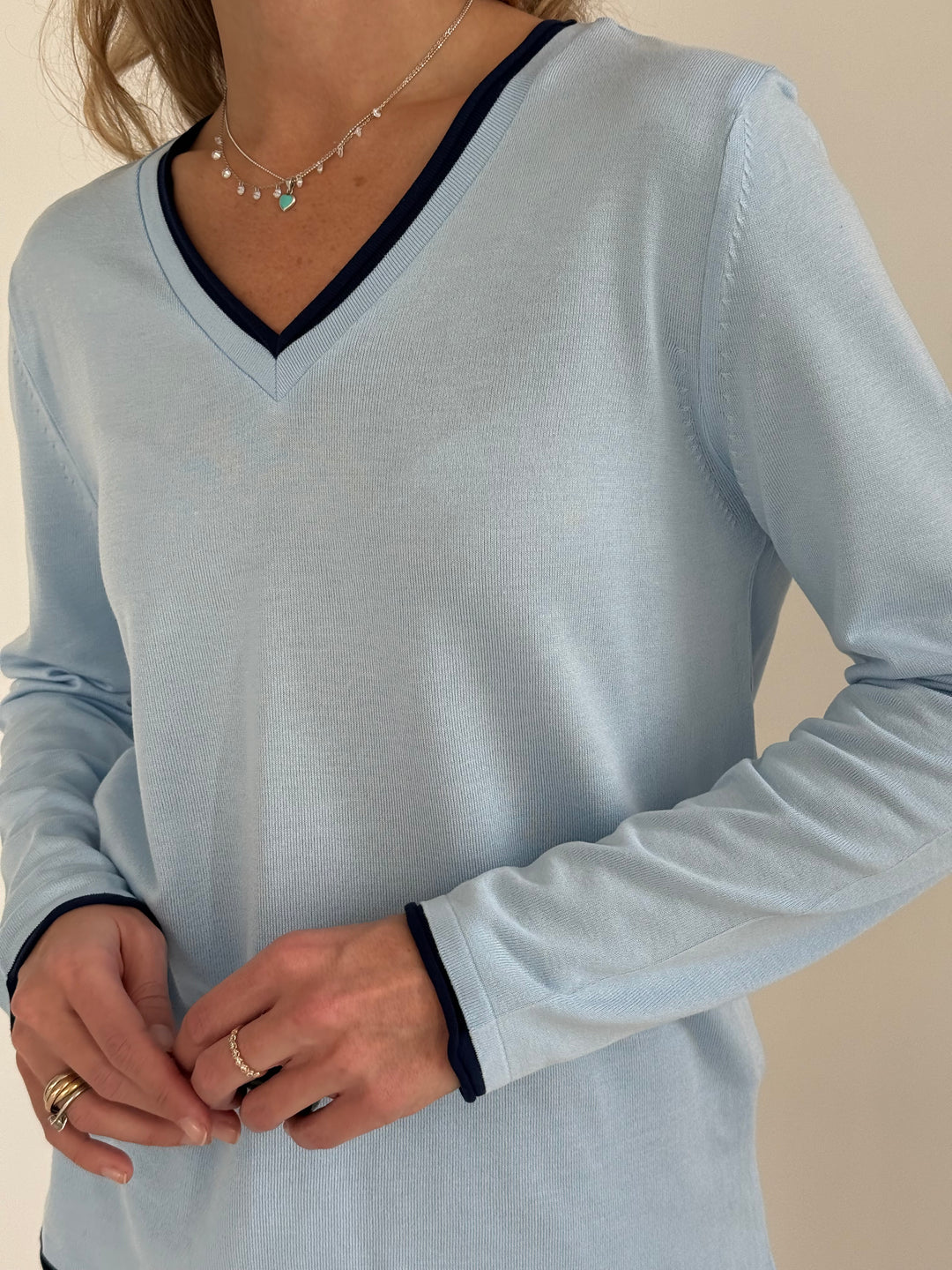 Trikotāžas plāns džemperis ar V-veida kakla izgriezumu