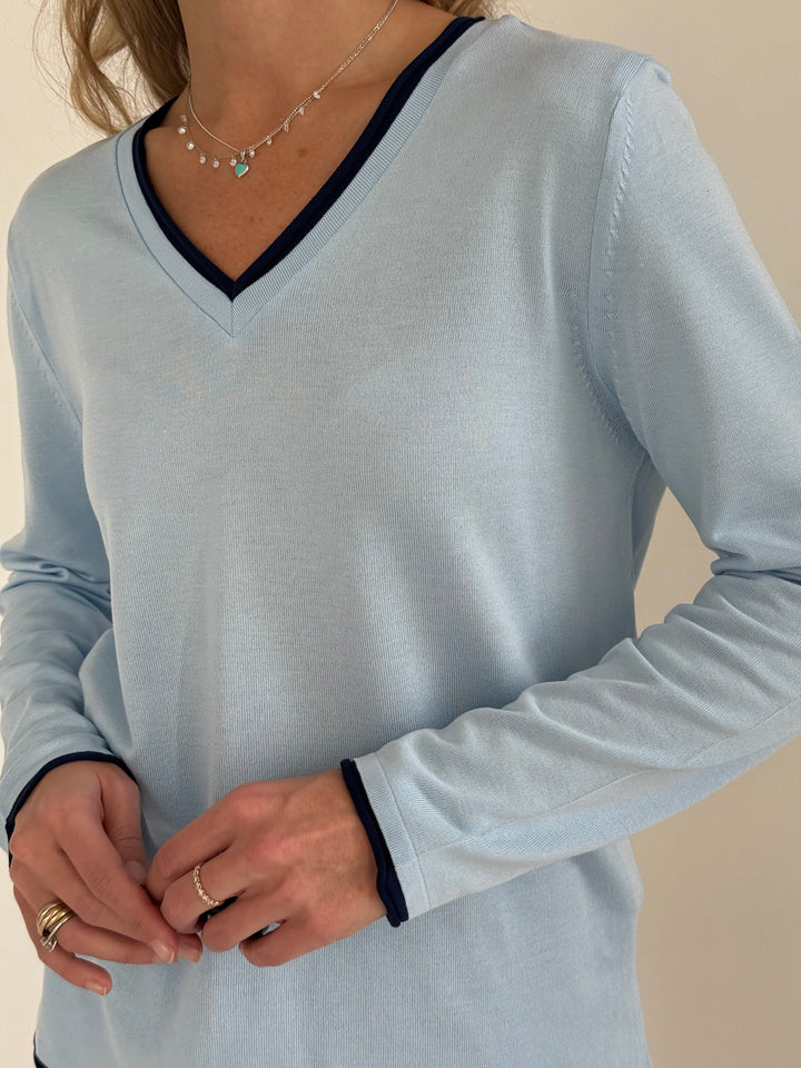 Trikotāžas plāns džemperis ar V-veida kakla izgriezumu