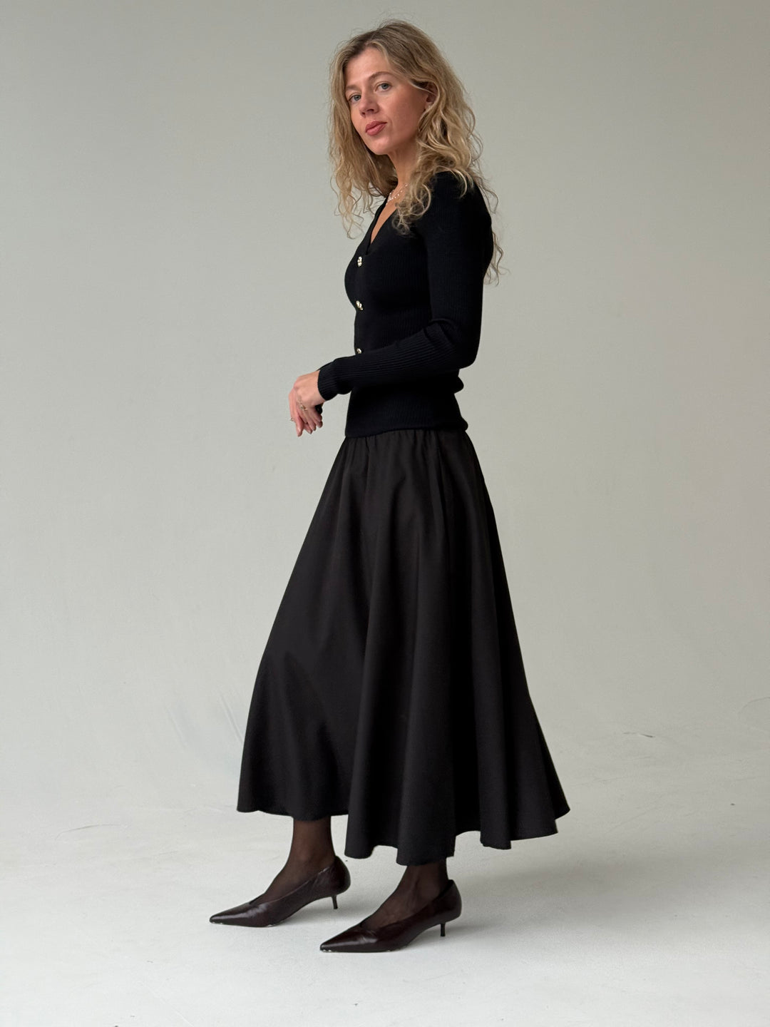 Daļēji trikotāžas kleita ar garām piedurknēm