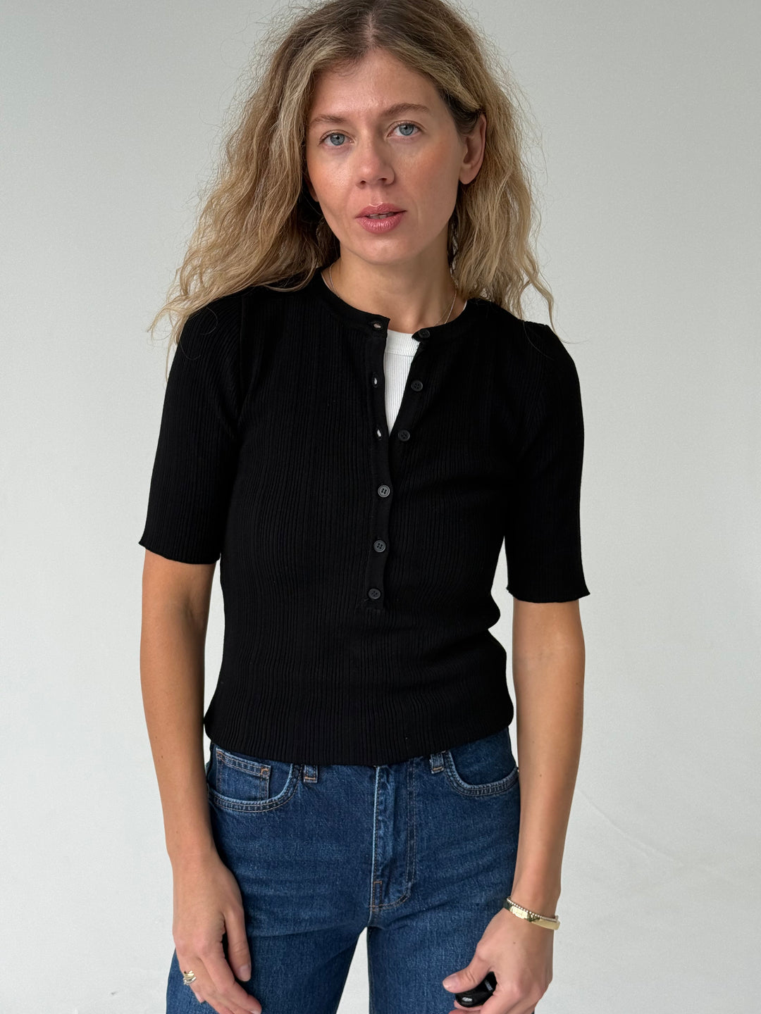 Trikotāžas rievots džemperis ar īsām piedurknēm