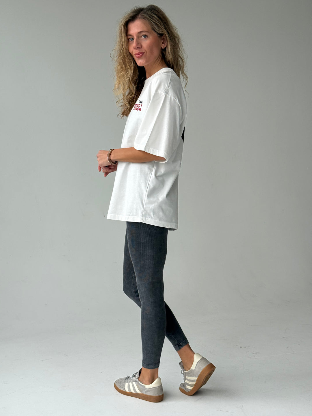 Pagarināts kokvilnas T-krekls ar balinātu efektu un apdruku #02