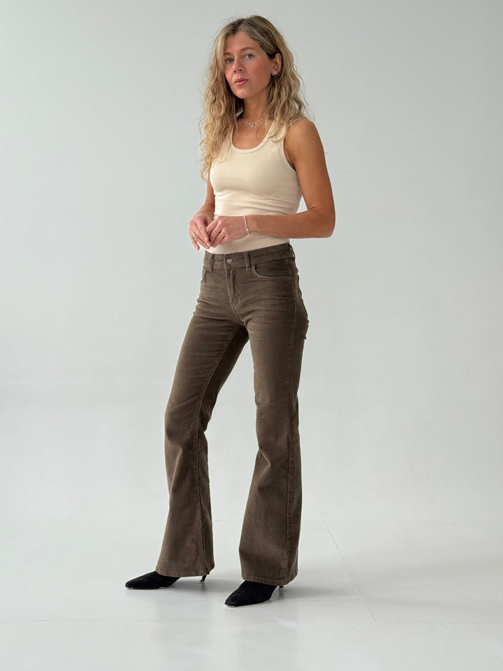 Zvanveida velveta bikses ar zemu jostasvietu