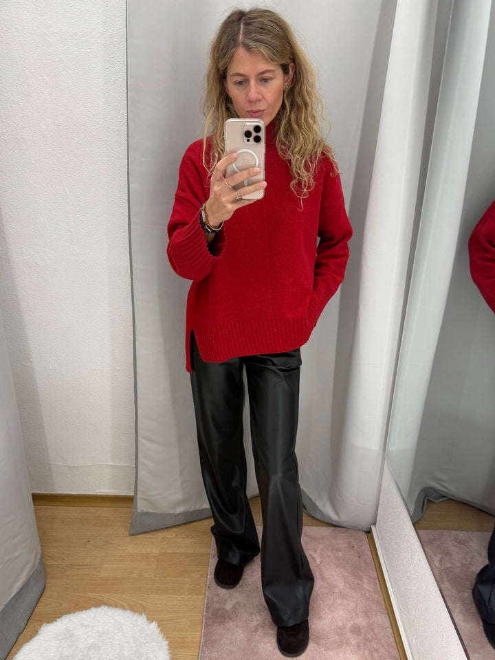 Taisnas ādas imitācijas bikses ar gumiju jostasvietā