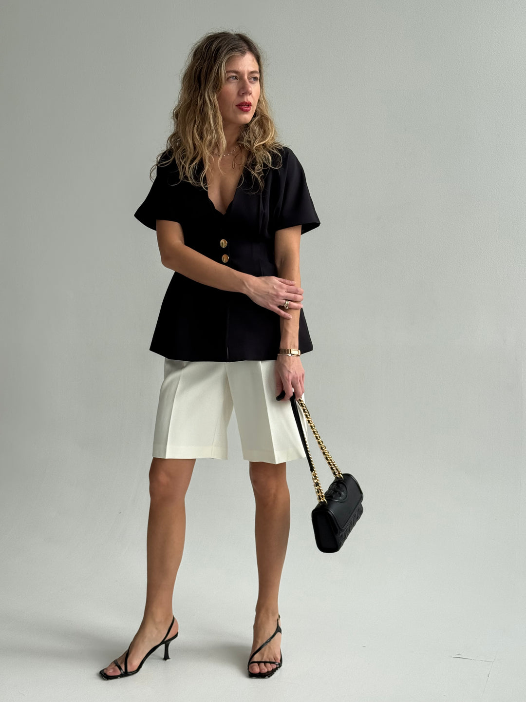 Klasiska viduklī pieguļoša žakete ar īsām piedurknēm