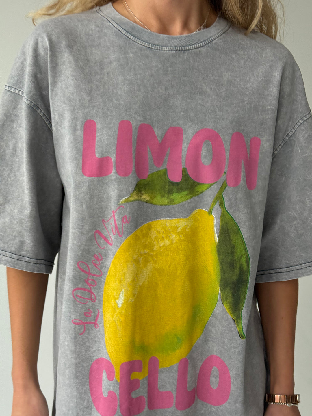 Pagarināts kokvilnas T-krekls ar balinātu efektu un apdruku #02