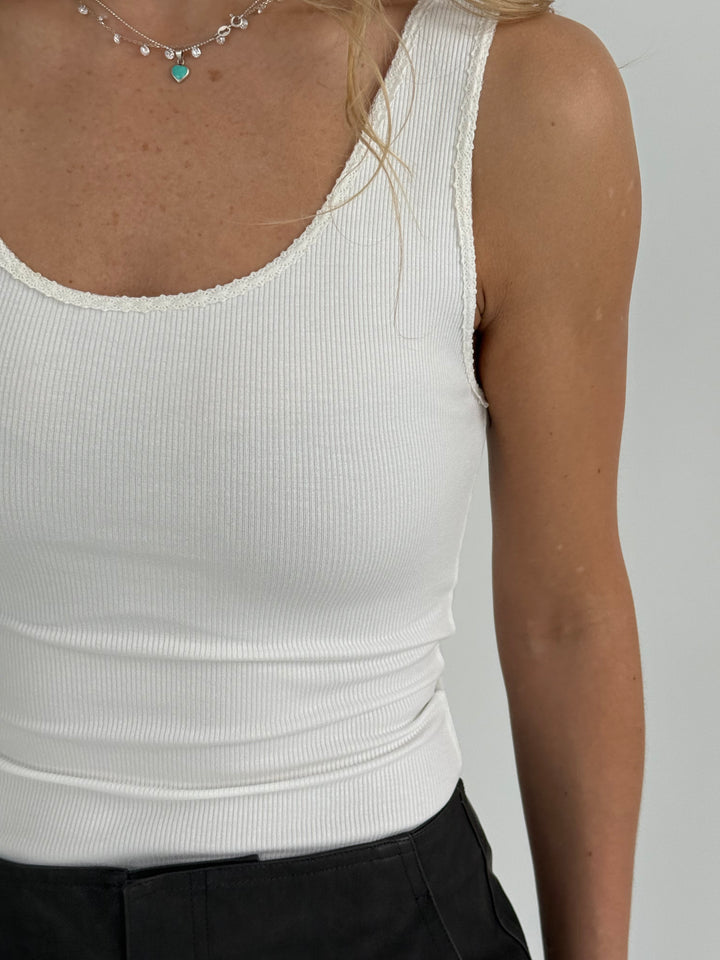 Slim fit viskozes tops ar dekoratīvu maliņu