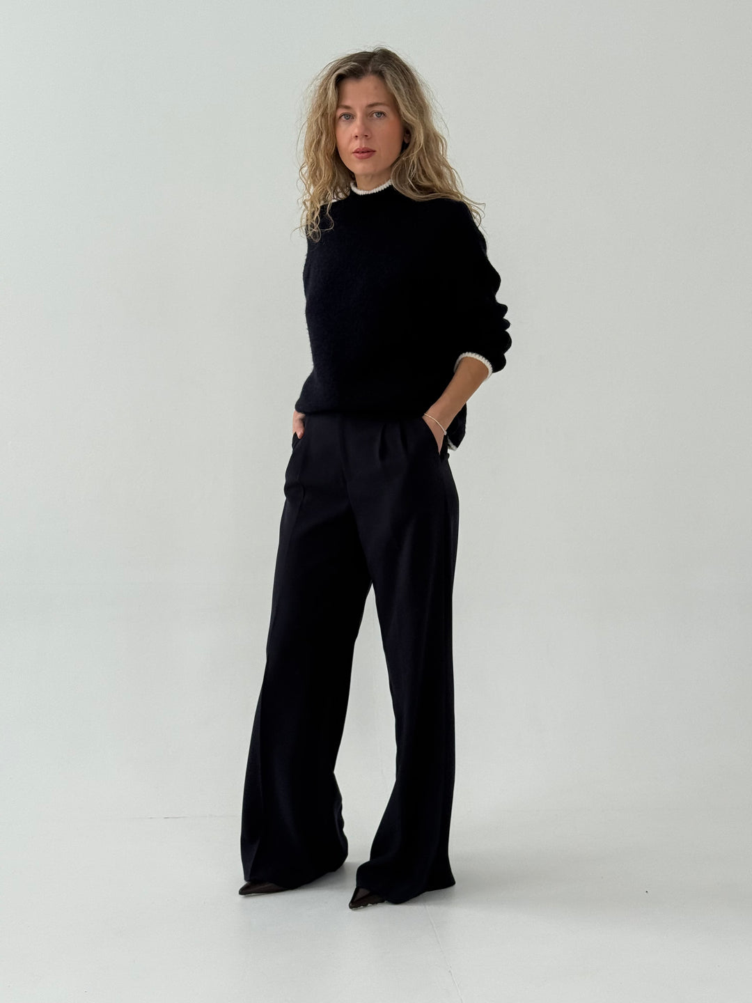 Vilnas džemperis ar kontrastējošu elementu